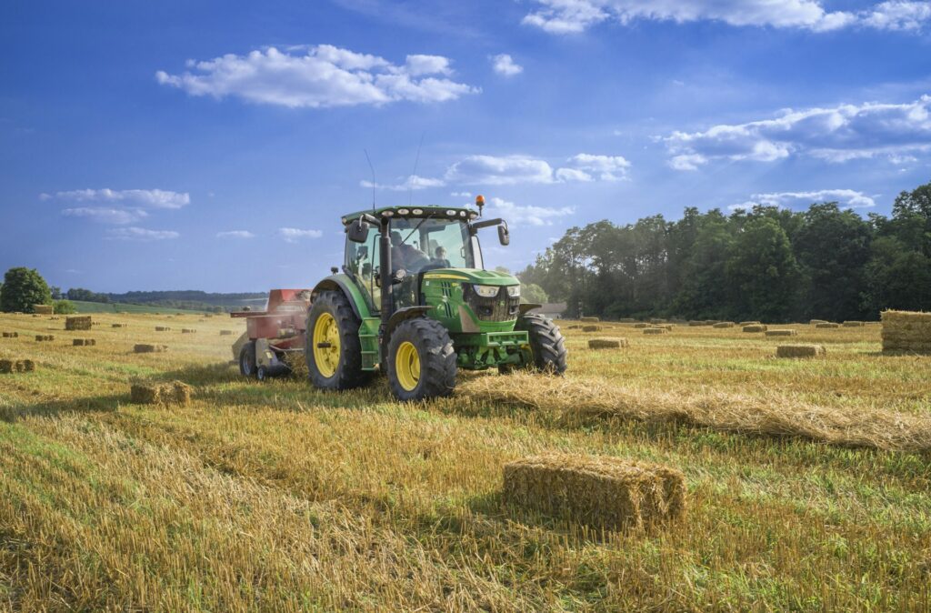 Tracteur et bottes de foin
