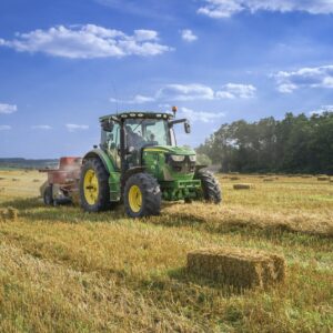 Tracteur agricole pendant la fenaison